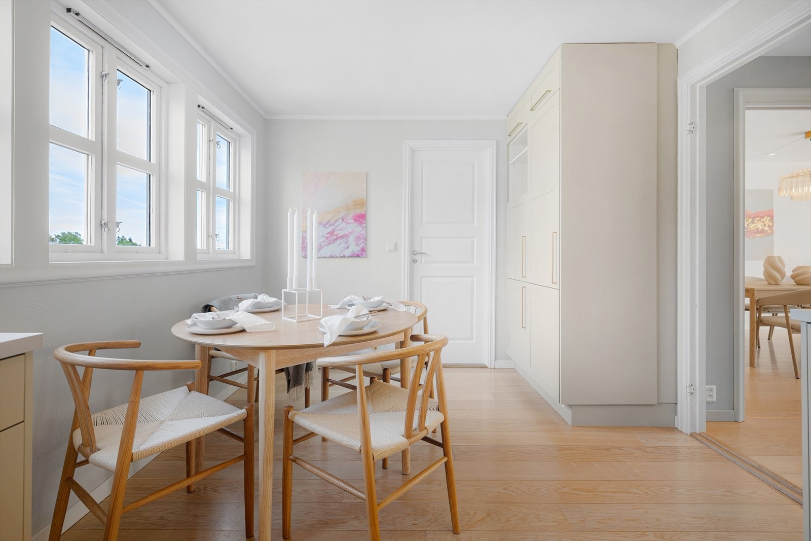 Det er god plass til innrede med et spisebord med plass til hele familien. Fra kjøkkenet er det enkel tilgang til vaskerommet som ligger vegg i vegg. Galleribilde