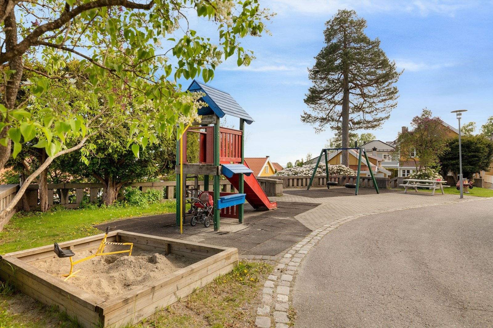 I dette nabolaget kan barna leke i trygge omgivelser. På fellesarealene er det lekeplass med bl.a. sandkasse, benker, huskestativ og lekehus med sklie. Galleribilde