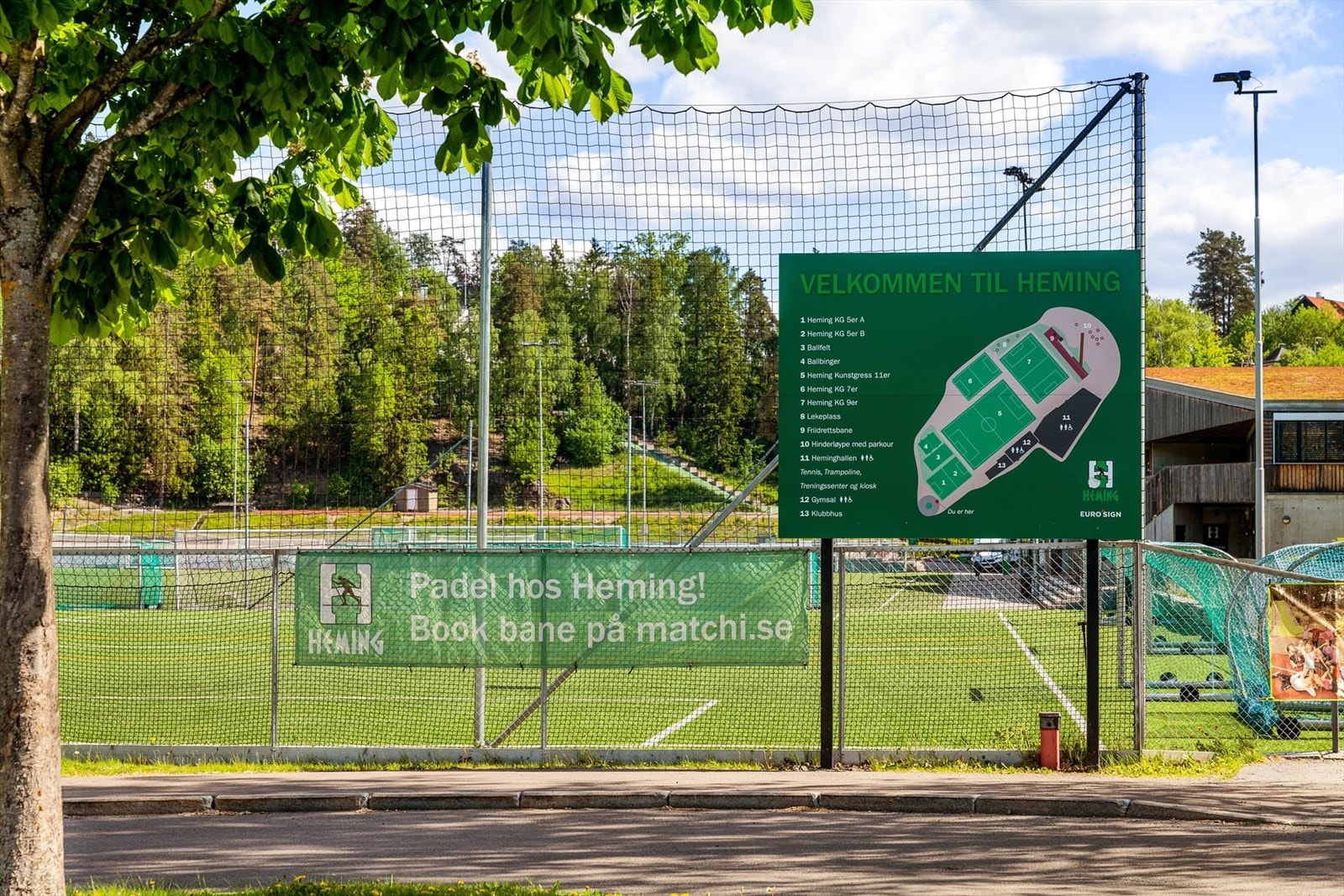 Fra boligen er gangavstand til Heming idrettsanlegg med bl.a. flerbrukshaller, padel, utvendig sportsplass m.m. Galleribilde