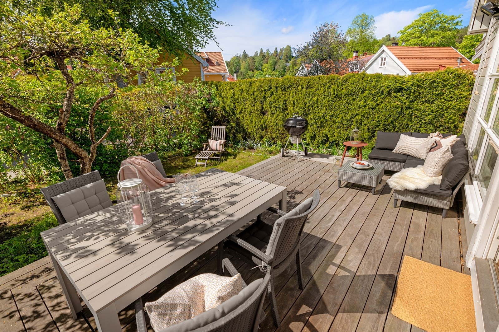 Her er det rikelig med boltreplass og man kan dele arealet inn i flere sosiale soner. Dekk opp et langbord og inviter venner og familie til grillfest! Galleribilde