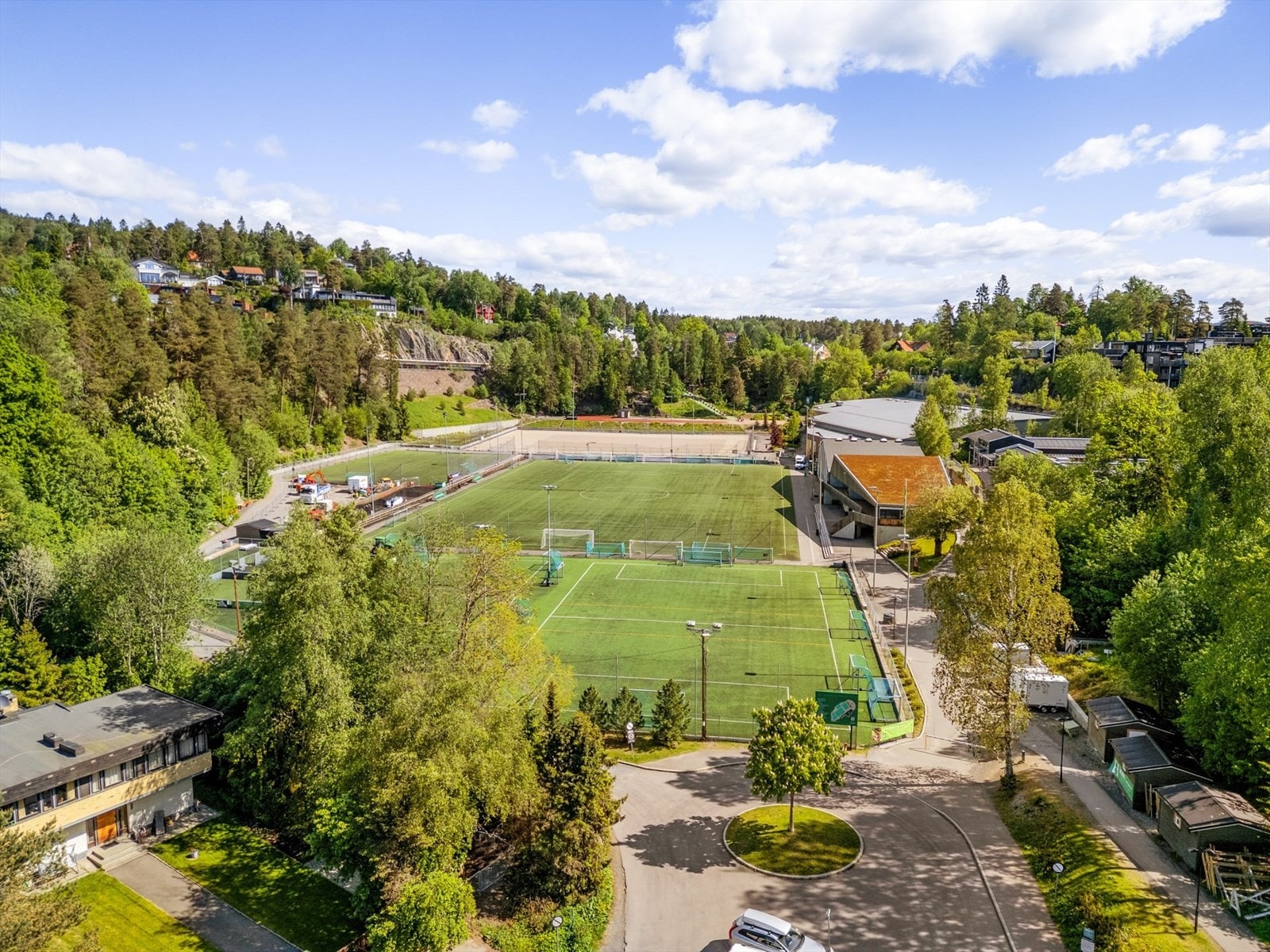 Det er utendørs tennisbaner like ved Jegerkollen, og innendørs tennisbanehall om vinteren. Galleribilde