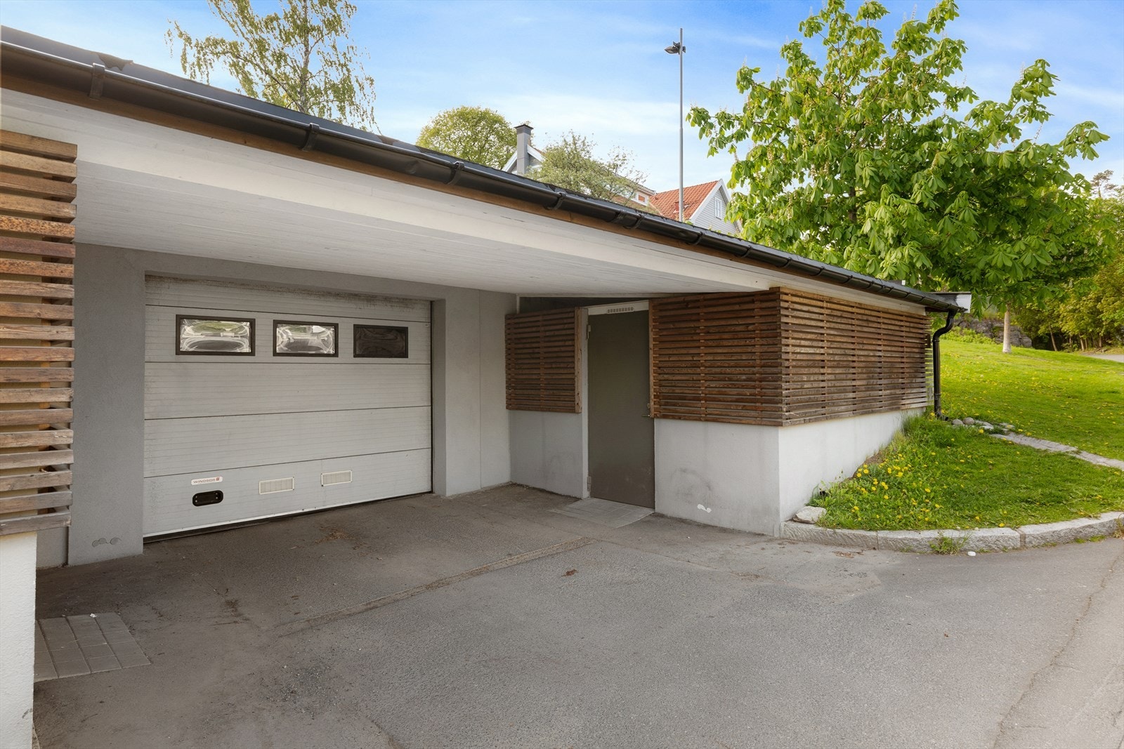 Boligen disponerer én fast garasjeplass med elbillader i felles garasjeanlegg. Galleribilde