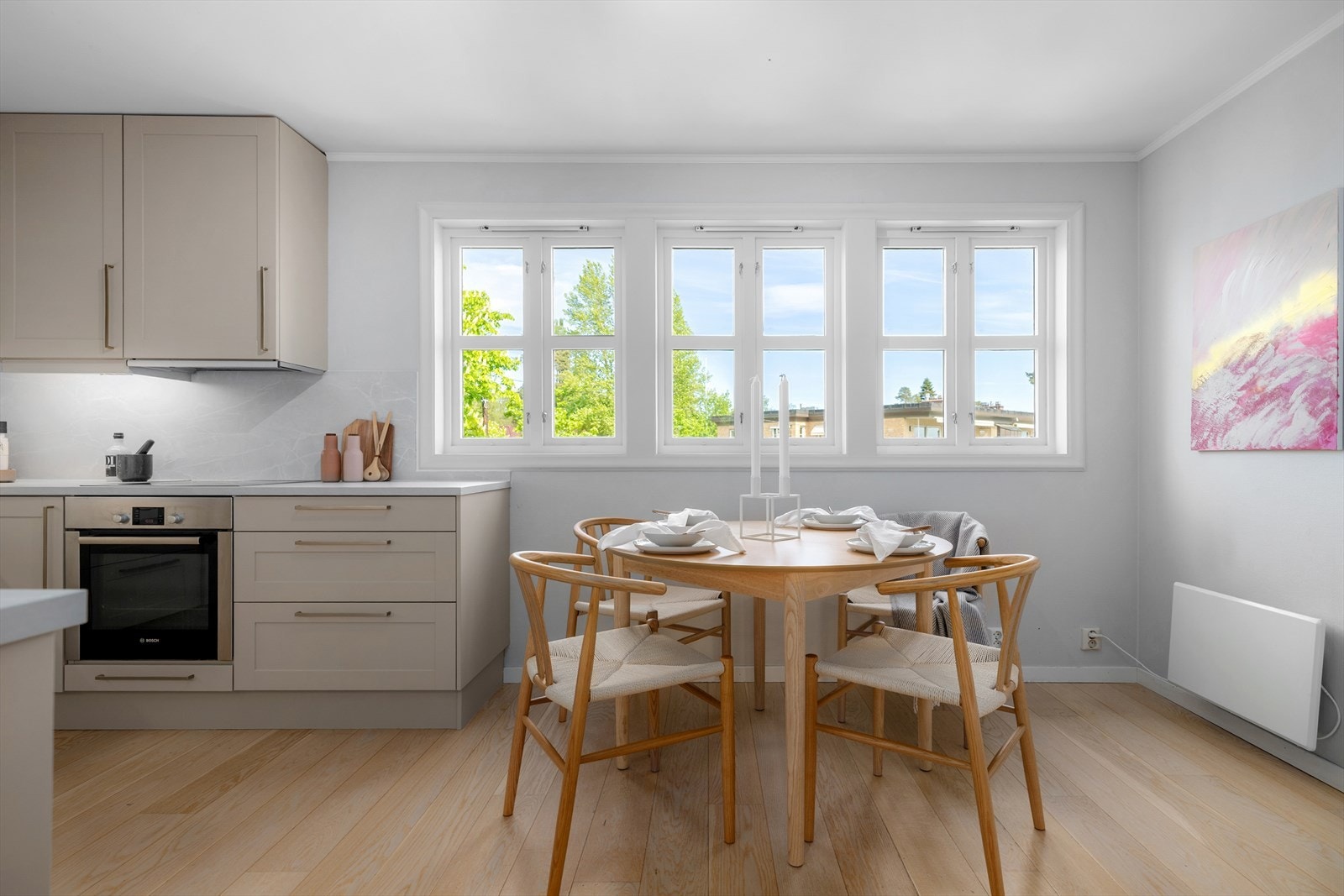 Kjøkkenet har en svært god størrelse og ble modernisert med maling av fronter, nye håndtak. ny laminat benkeplate, vaskekum, ny laminatplate mellom benk og overskap i 2026. Galleribilde