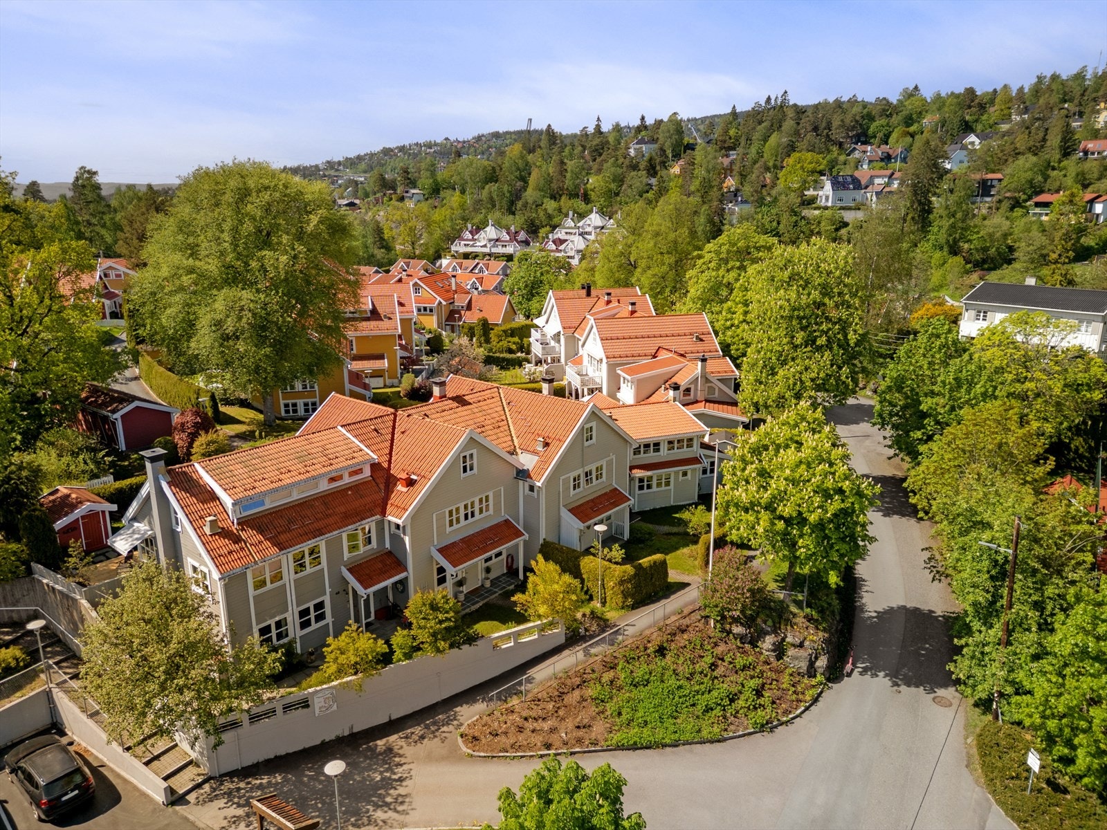 Her bor du i et veletablert og barnevennlig nabolag, skjermet fra byens larm, men allikevel bare en kort t-banetur unna Oslo sentrum! Det er varmekabler i gangveien fra p-plassen og forbi huset. Galleribilde