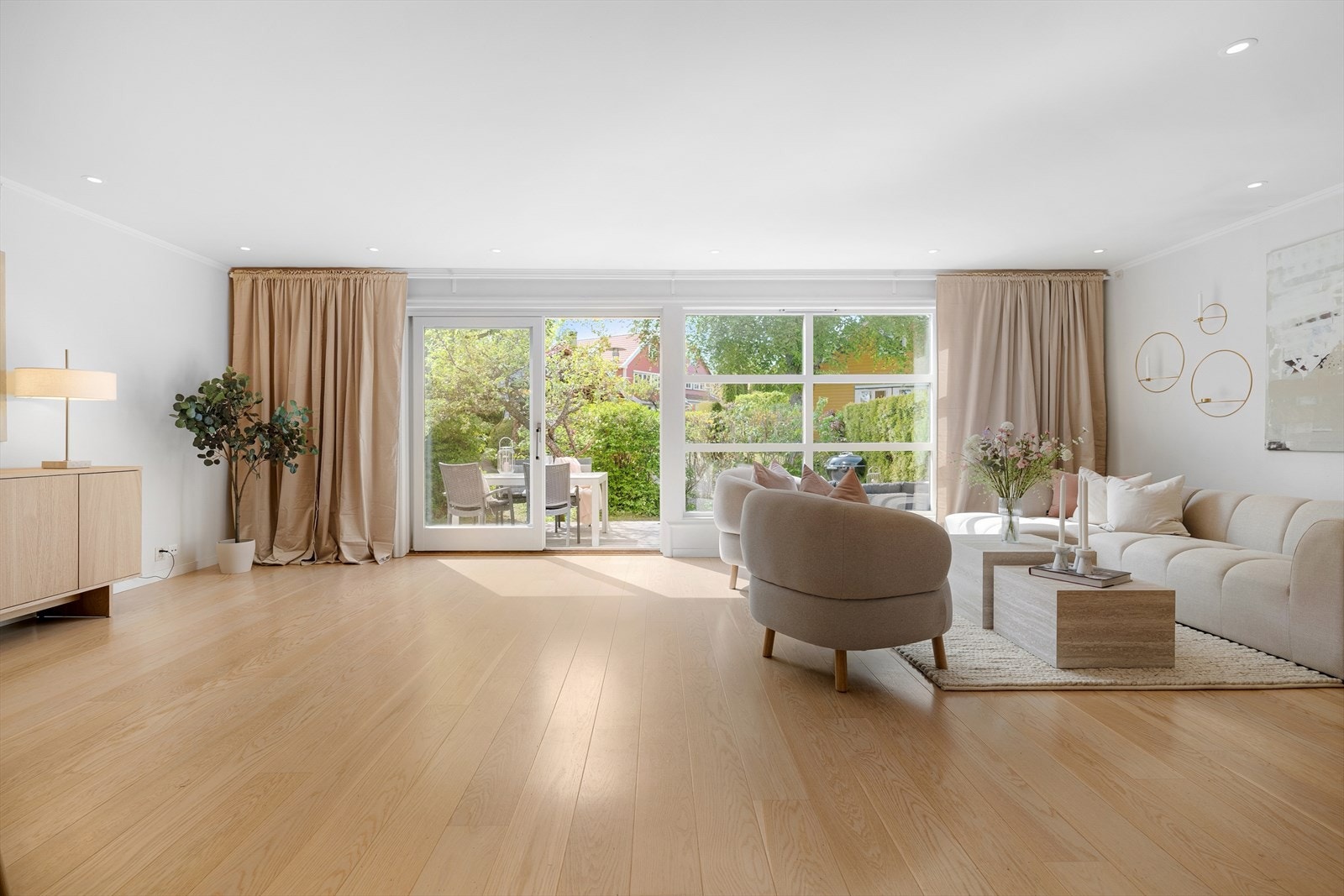 Har du ikke sett lyset før så ser du det definitivt når du beveger deg inn i dette stuerommet. De mange og store vinduene fyller boligen med naturlig lys, og gir et vakkert utsyn til hagen utenfor . Galleribilde