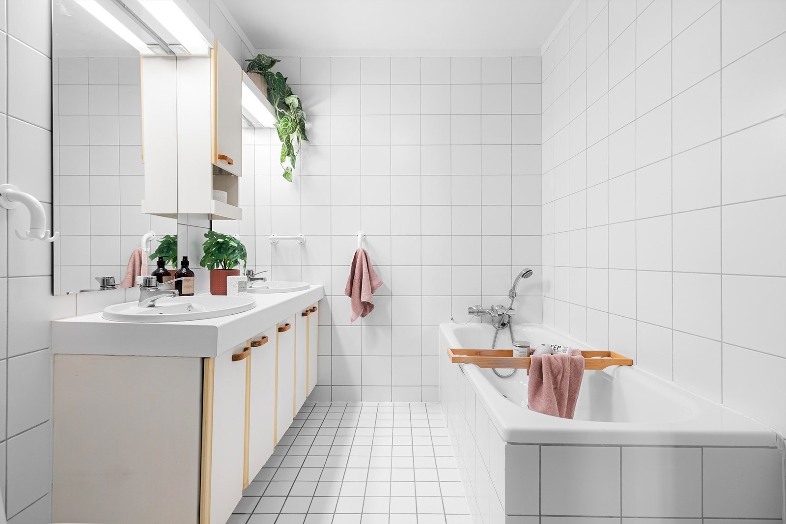Kjekt med plass til både badekar og dusj. Galleribilde