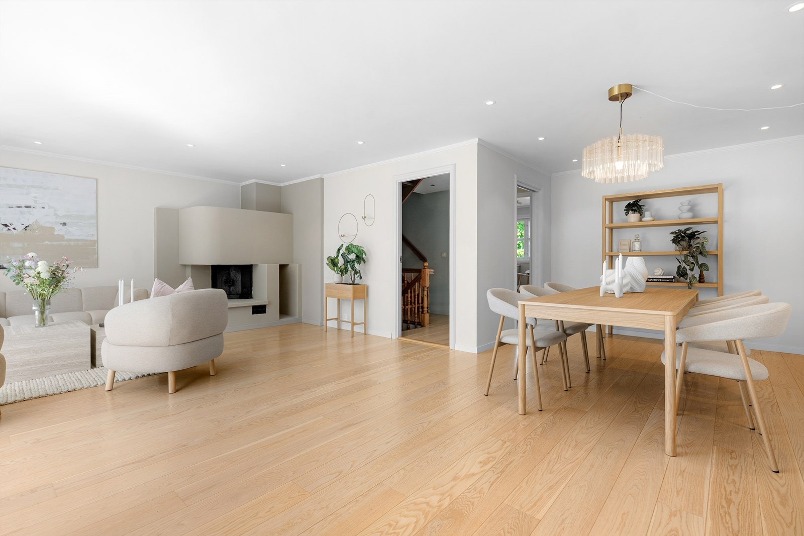 Fra stuen har man enkel tilgang til kjøkkenet som ligger i motsatt ende. Galleribilde