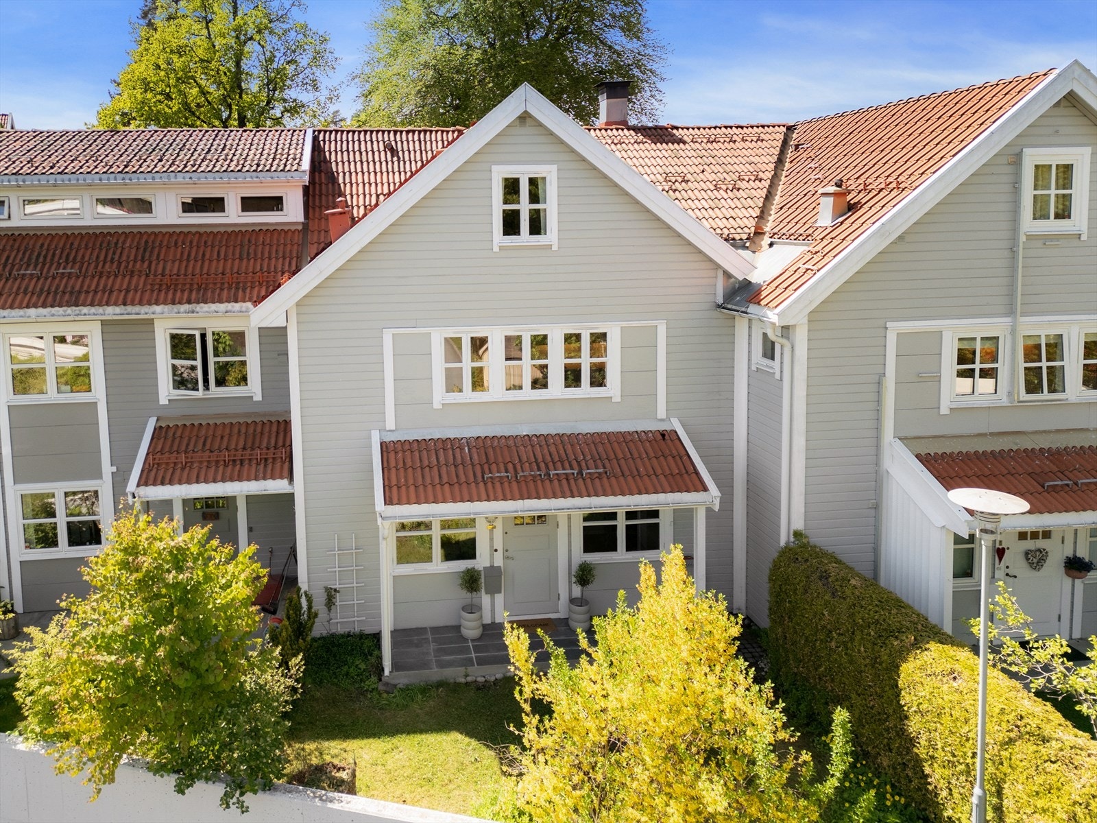 Rekkehuset har en meget god beliggenhet i feltet. Høyt, fritt og solrikt med et fint utsyn over nabolaget. Det er kort avstand til preparerte skilløyper (Gaustad jordene) og til Båntjern (bading), Vettakoll toppen, Sognsvann og Rikshospitalet. Galleribilde