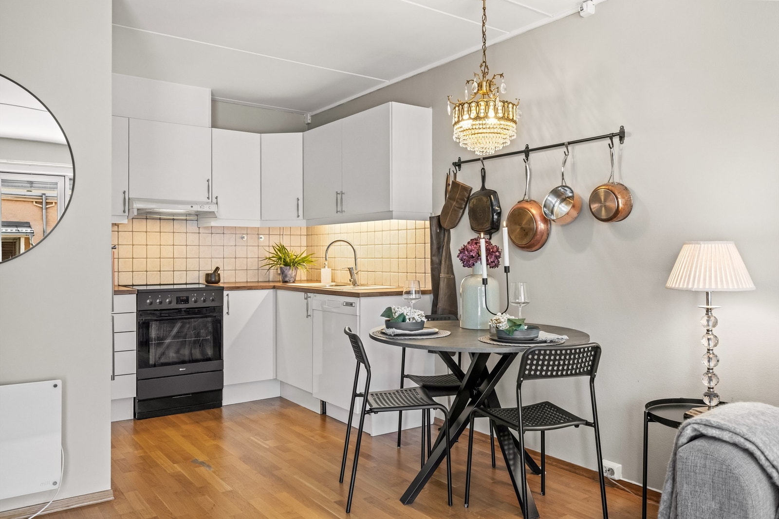 Kjøkkenet er utstyrt med frittstående komfyr, oppvaskmaskin og kjøleskap med fryser. Galleribilde