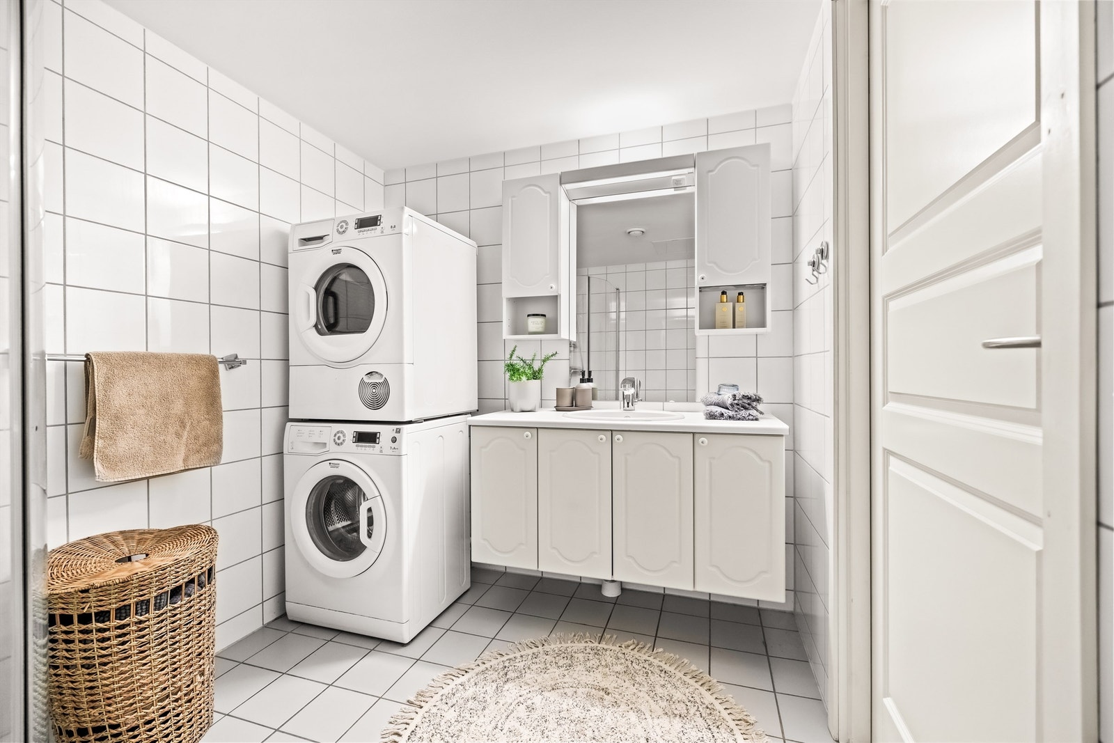 Bad fra byggeåret med elektrisk gulvvarme og opplegg for vaskemaskin. Galleribilde