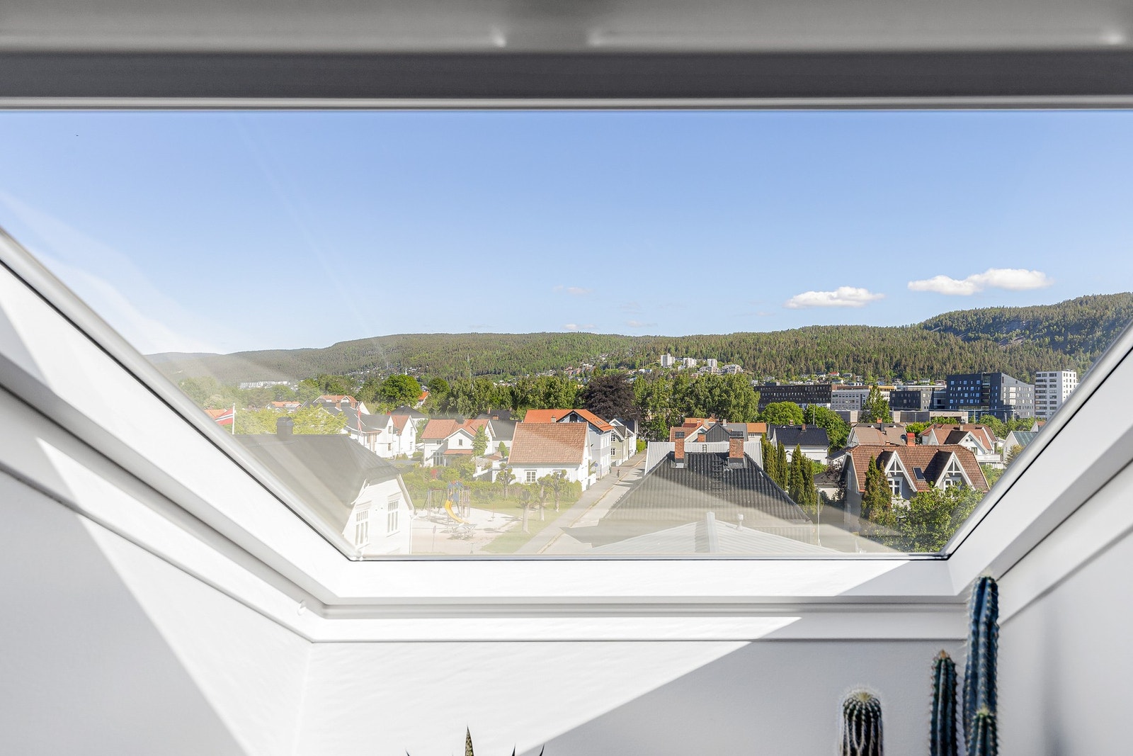 Utsikt fra takvindu på bad Galleribilde