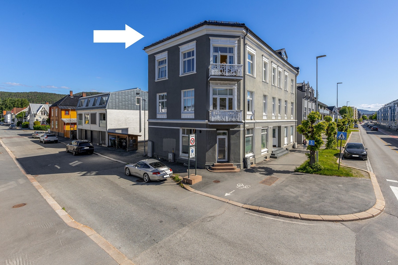 Boligen ligger i en klassisk bygård i Nybyen med gangavstand til alt en trenger i hverdagen Galleribilde