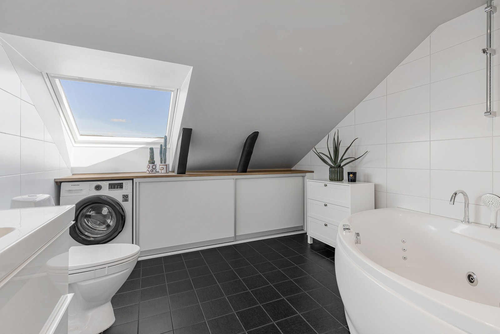 Pent, helfliset bad fra 2012 med gulvvarme og downlights i himling Galleribilde