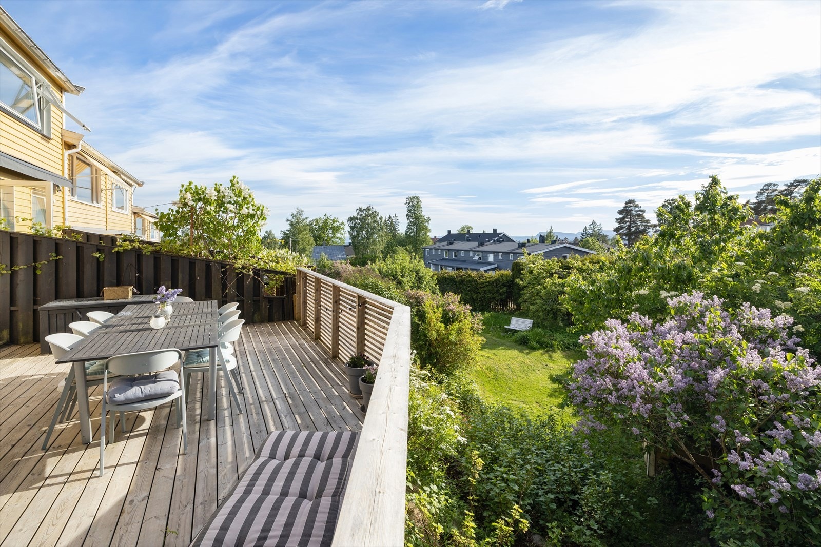 Terrassen ligger høyt i terrenget med fin utsikt over området. Usjenert beliggenhet med gode solforhold og blomstrende omgivelser. Galleribilde