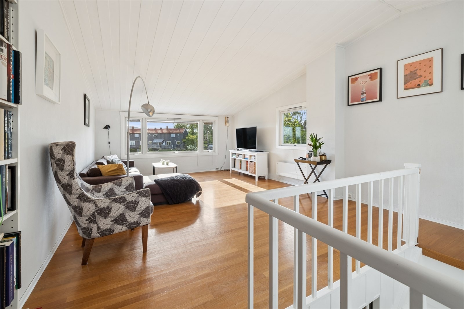 Vinduer på to vegger og god romfølelse. Naturlig samlingsplass for hele familien. Galleribilde