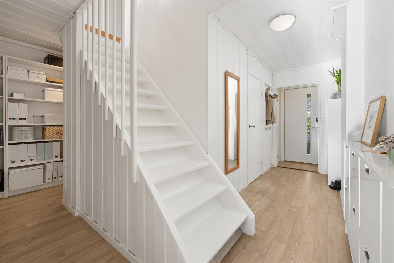 Lys og innbydende entré med god plass til oppheng og oppbevaring. Fin størrelse og naturlig adkomst til husets øvrige rom. Galleribilde