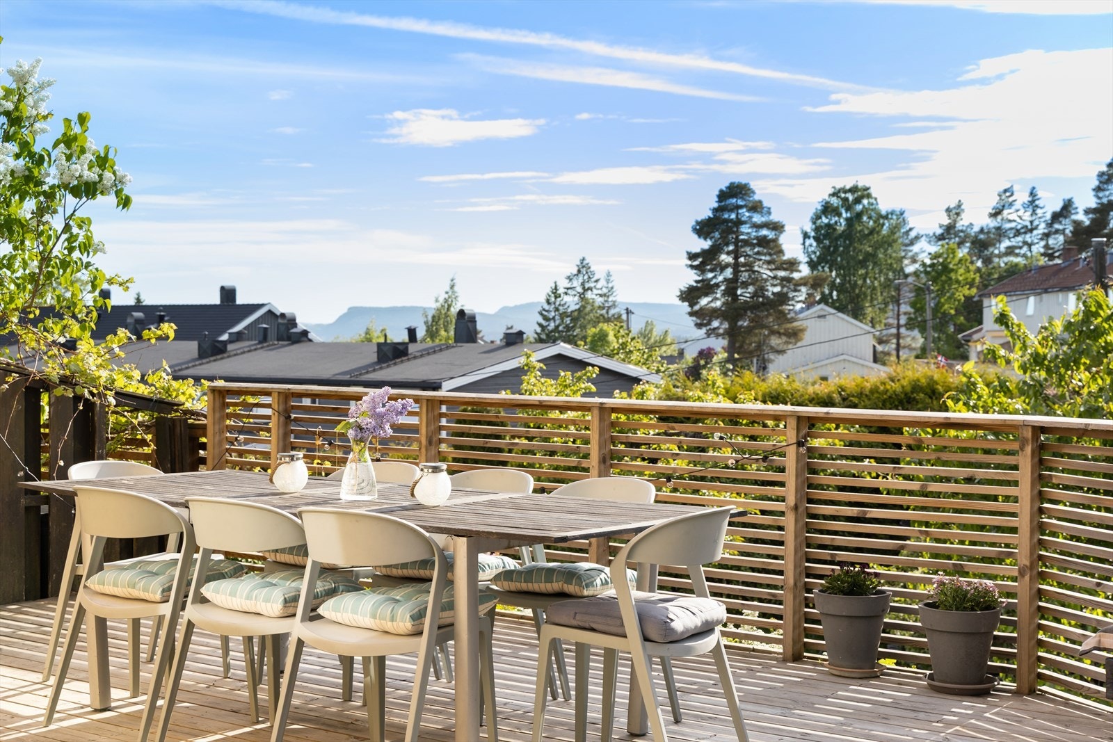 Solrik terrasse med flott utsikt mot åsene i vest. Terrassen er ideell for lange sommerkveldene. Galleribilde
