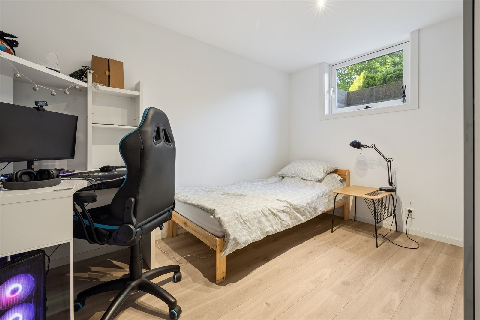 Soverom i kjeller med lyse fronter og vindu mot hagen. God plass til seng og hjemmekontor. Galleribilde