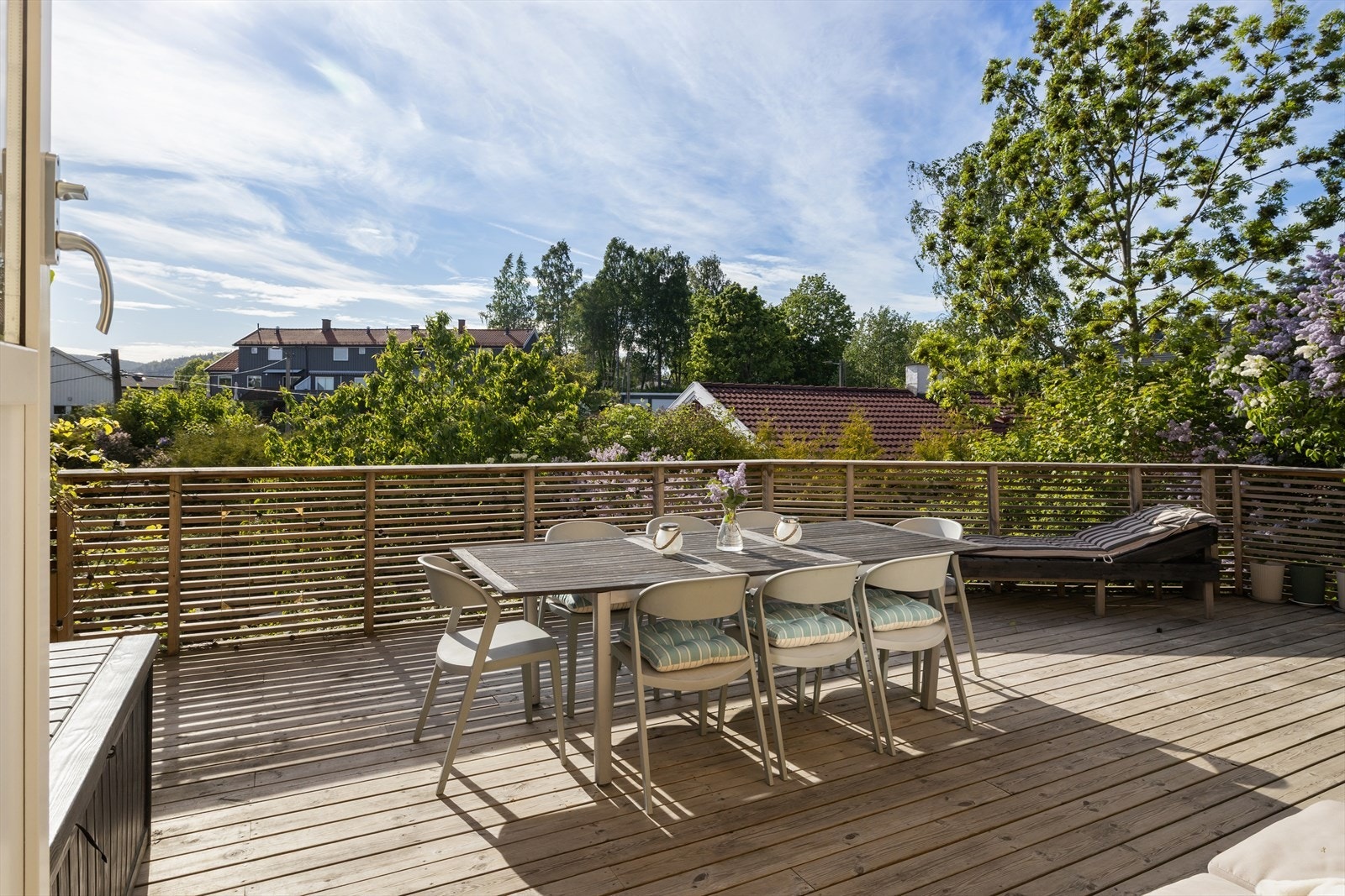 Romslig terrasse med direkte adkomst fra kjøkken og spisestue. Galleribilde