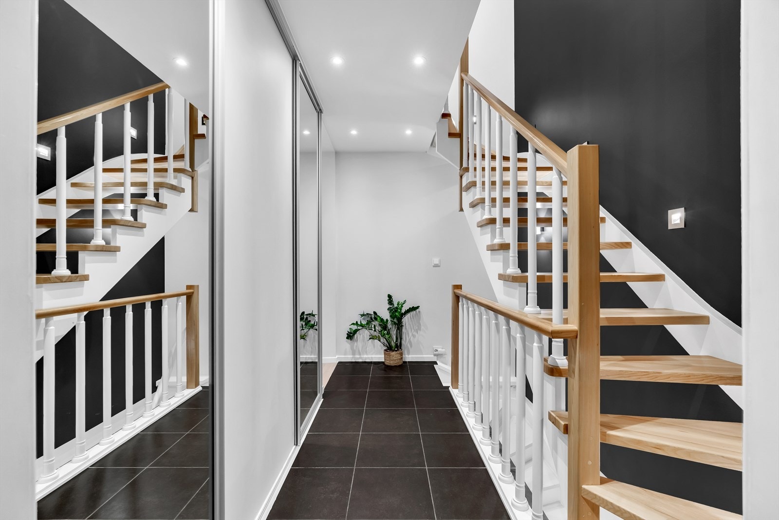 Herlig entre med praktisk skyvedørsgarderobe Galleribilde