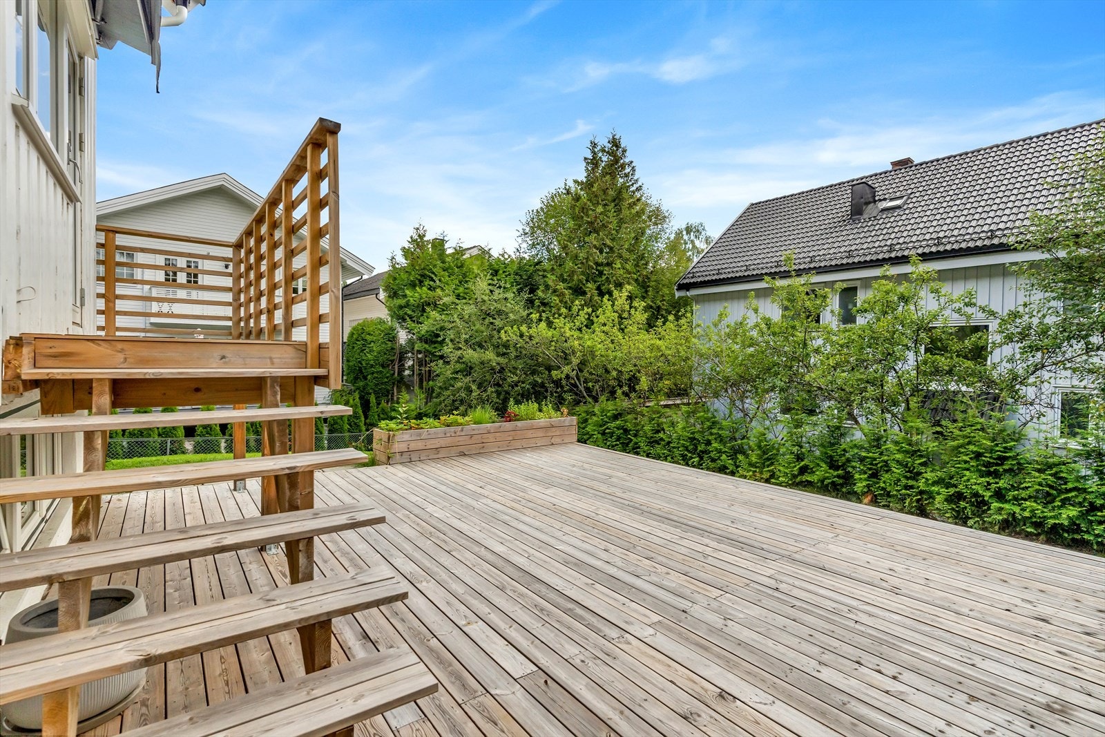 Fra stuen og kjøkkenet er det utgang til markterrasse der man med letthet kan nyte alt fra morgenkaffen til større middager. Galleribilde