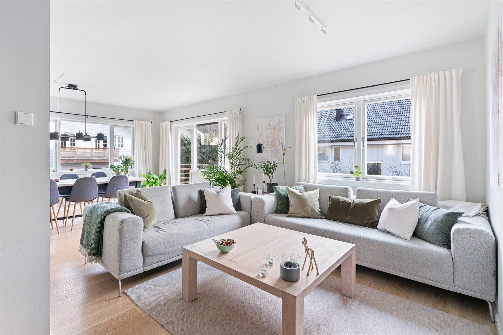 Stuen er tidsriktig og koselig med lyse fargevalg. Store vindusflater og utgang til terrasse Galleribilde