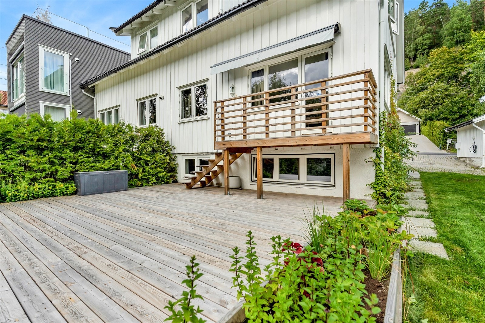 Terrassen er på hele 37 m2 Galleribilde