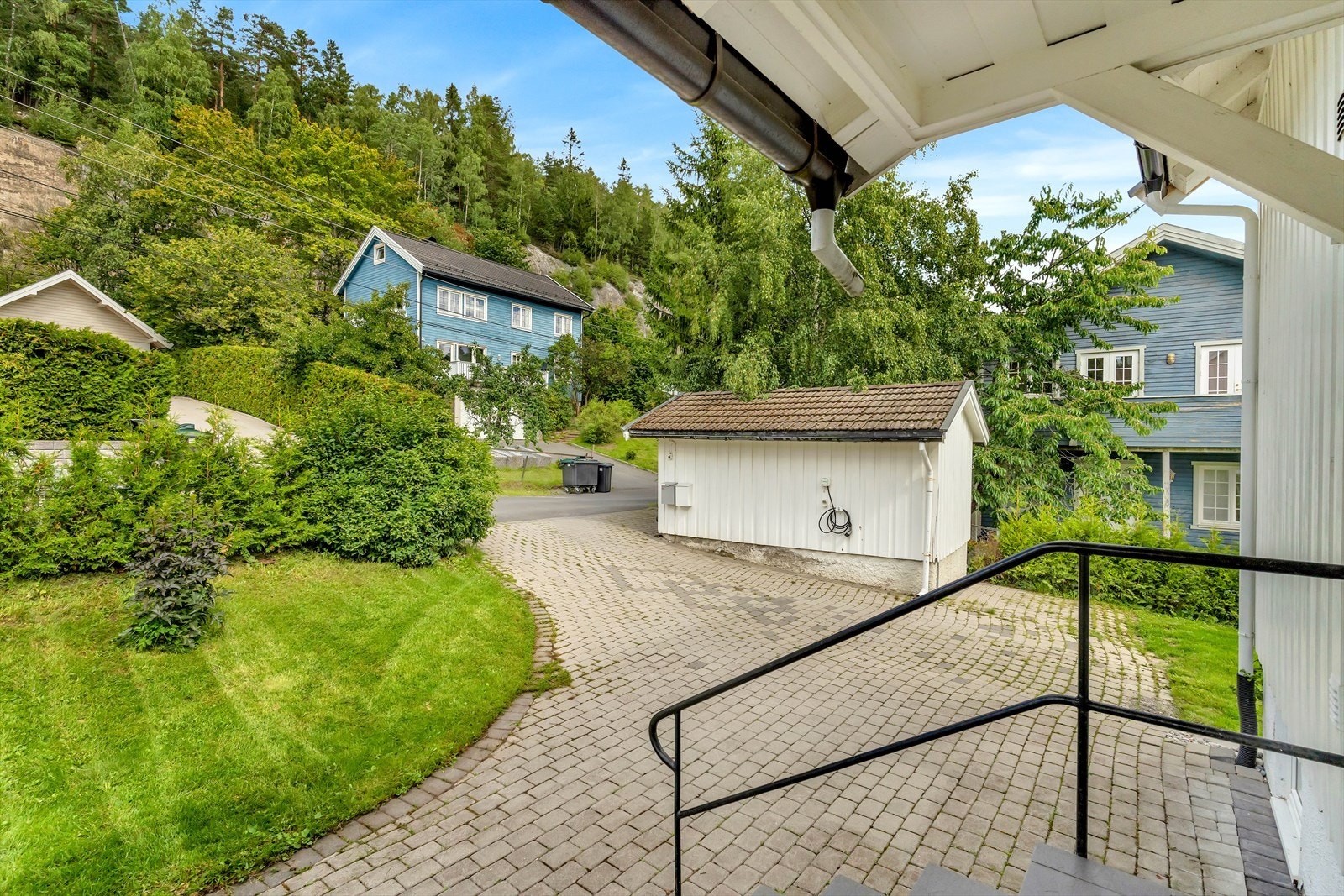 Fine uteplasser på begge sider av boligen og barnevennlige omgivelser Galleribilde