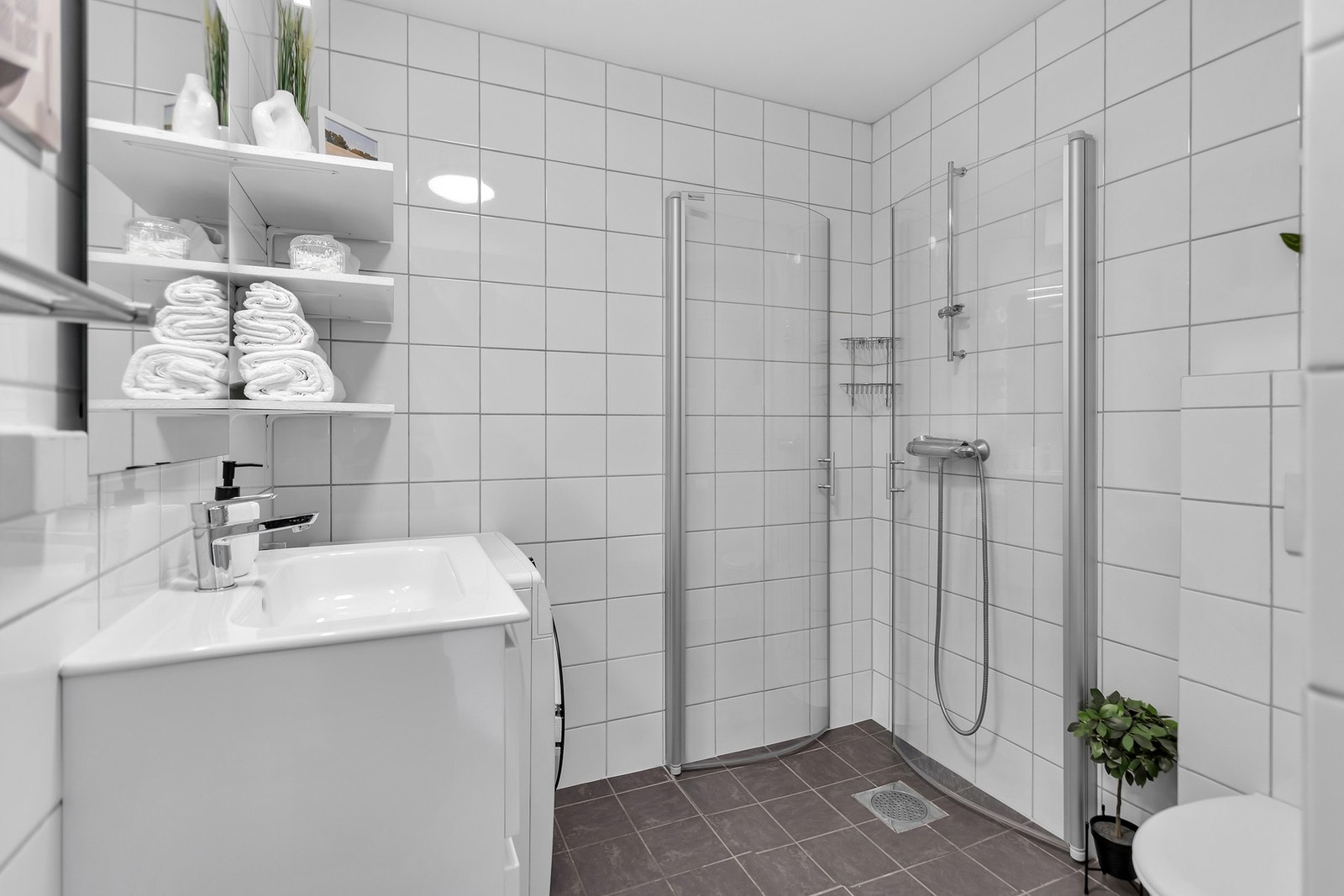 - Innfellbare dusjdører som er plassbesparende | Ny servant, servantskap, speil og belysning på badet - Galleribilde