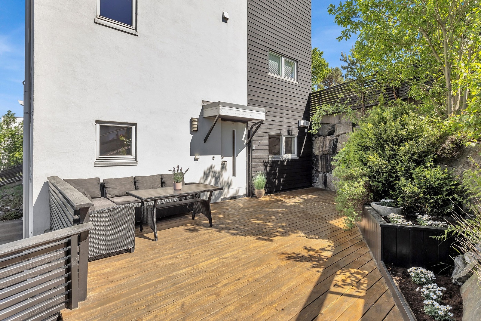 - Leiligheten kan by på flere, gode kvaliteter | Her kan nevnes fin, romslig terrasse med noe utsikt, helt nytt kjøkken og bra planløsning - Galleribilde