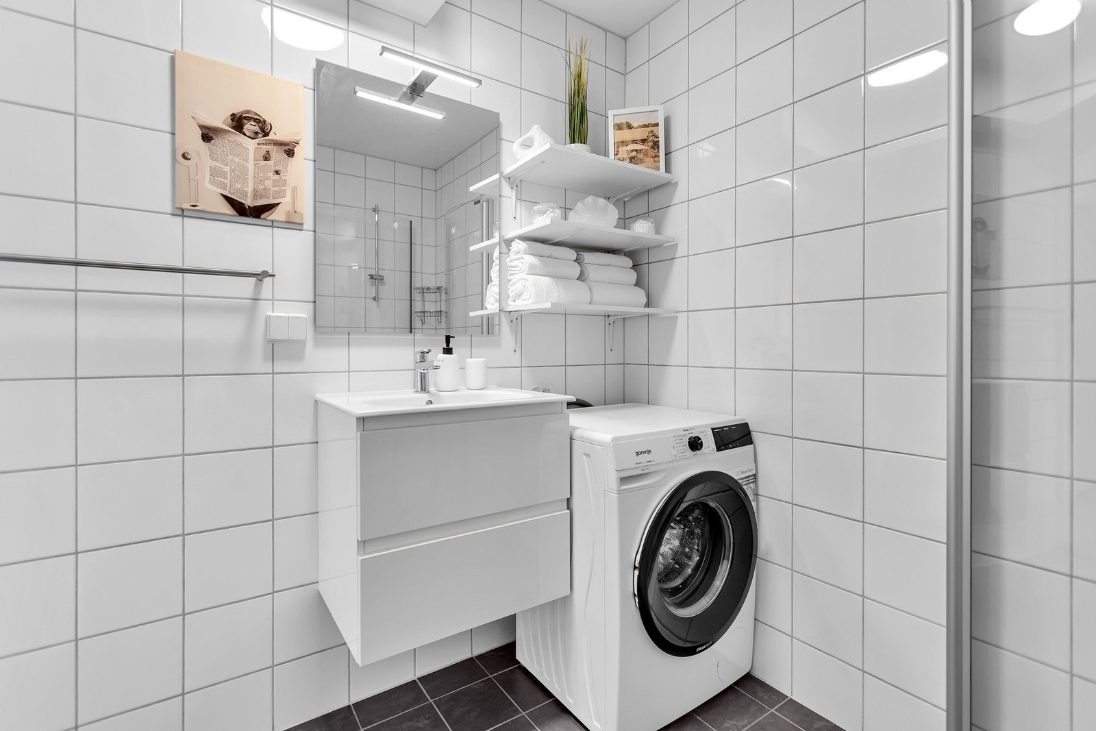 - Meget pent, flislagt bad med kombinasjon av lyse og mørke fliser | Opplegg og plass til vaskemaskin på eget bad - Galleribilde