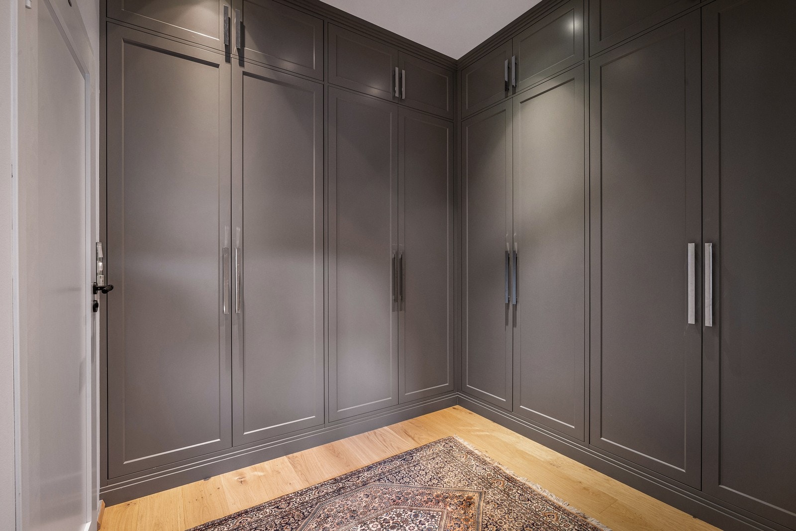 Praktisk garderobe i tilknytning til hovedsoverommet, med rikelig med oppbevaringsplass. Galleribilde