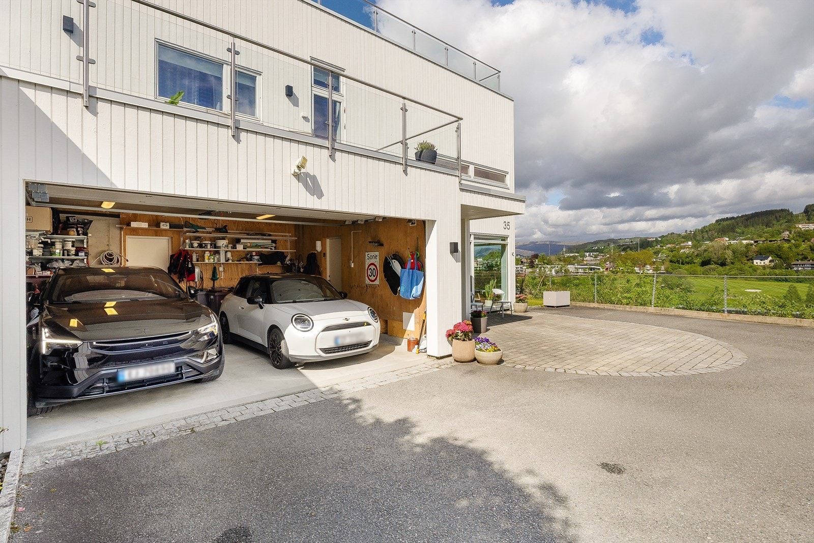 Den integrerte garasjen er på hele 34,3 kvm og har god plass til to biler og oppbevaring. Galleribilde