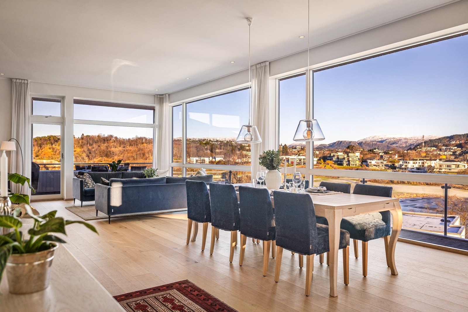 Fra stuen er det utgang til en terrasse på 35 kvm, som utvider det sosiale arealet på varme dager. Galleribilde