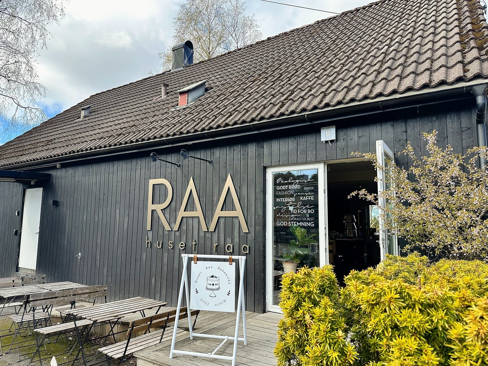 I nærområdet finner du Huset Raa, med kafé og et populært bakeriutsalg. Galleribilde