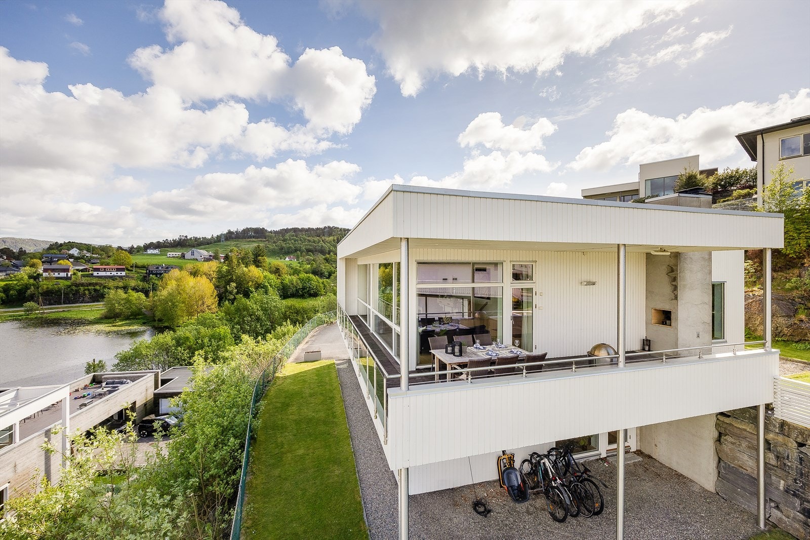 Den overbygde terrassen har spotter i tak som sørger for behagelig belysning og en utendørs peis, perfekt for kjølige kvelder. Galleribilde