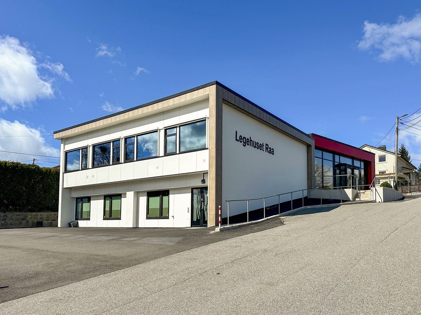Legehuset Raa ligger like ved, noe som gjør hverdagen praktisk. Galleribilde