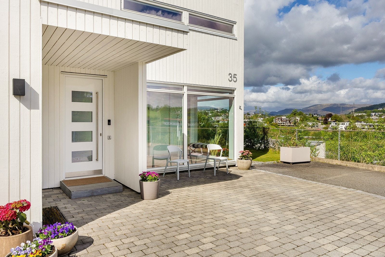 Innbydende inngangsparti med belegningsstein og plass til sittegruppe. Galleribilde