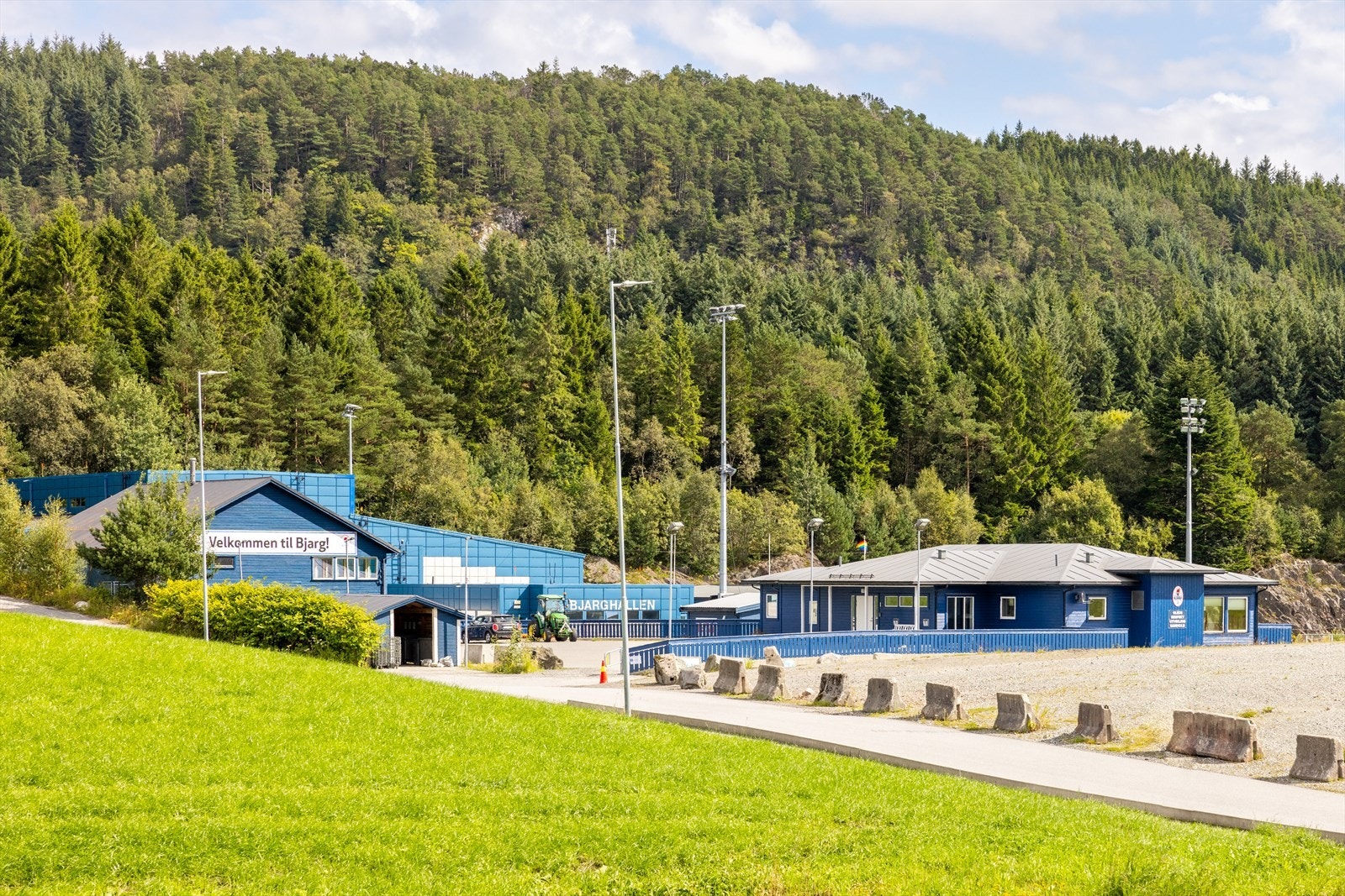 Stavollen og Bjarg Idrettslag er kun en kort tur unna, med tilbud som fotball og håndball. Galleribilde
