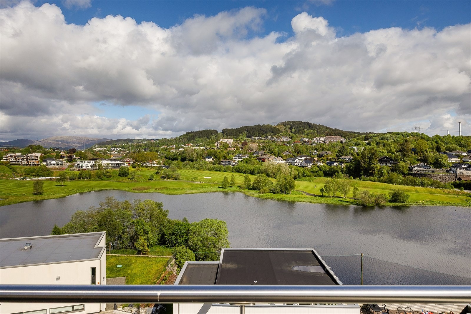 Fra takterrassen har man en uslåelig utsikt over golfbanen og nærområdet. Galleribilde