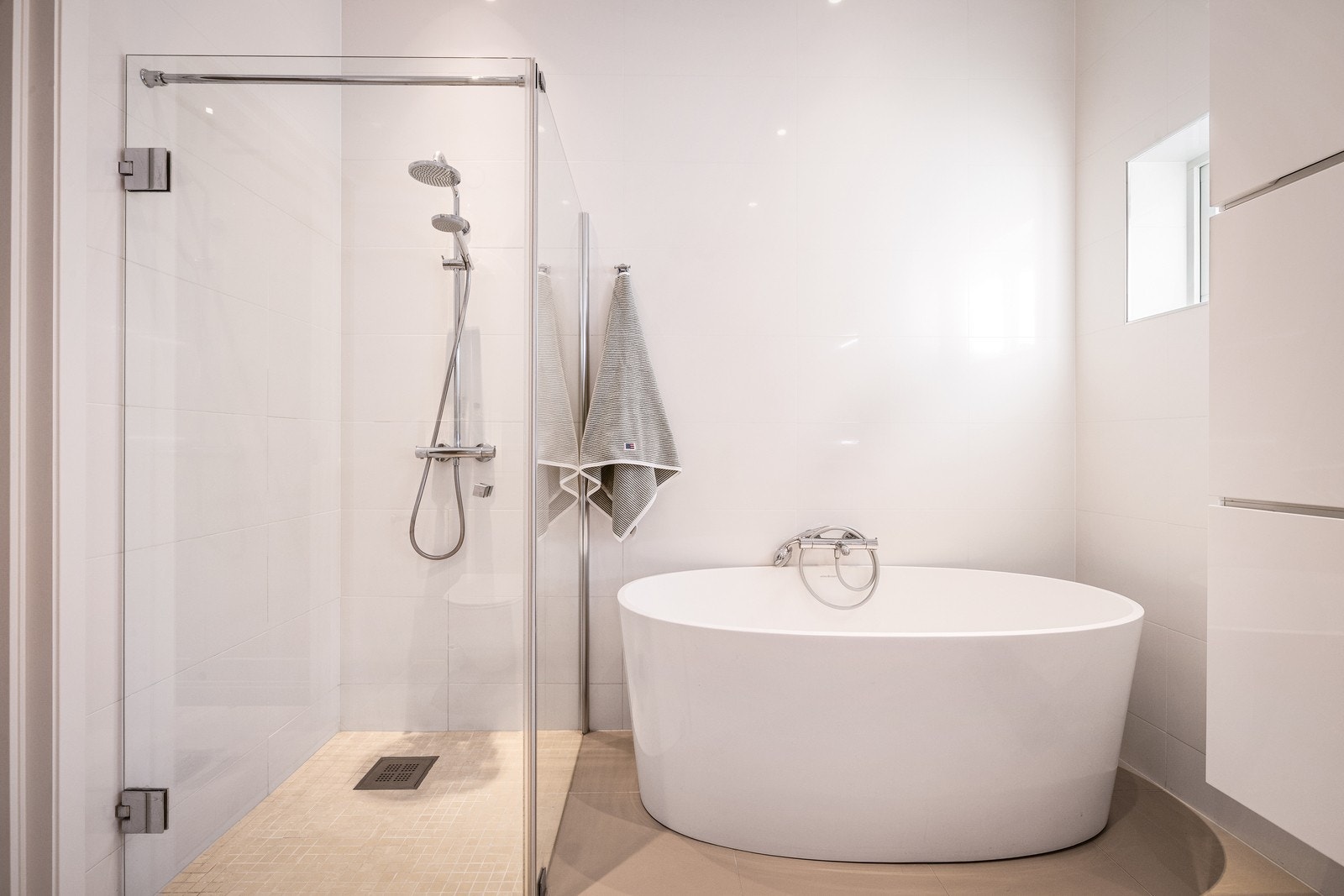 Badet har elektriske varmekabler i gulvet. Galleribilde