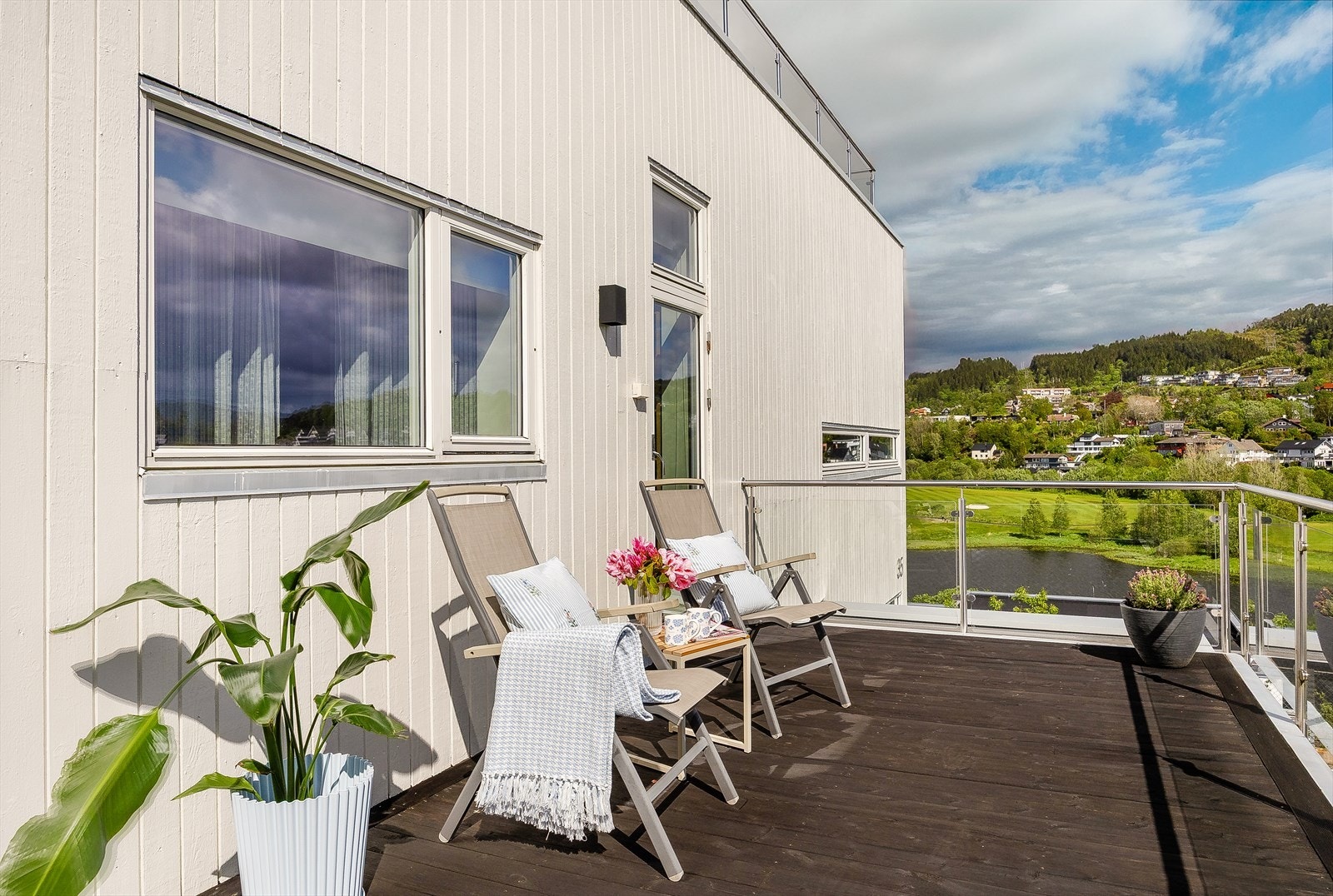 En av flere terrasser med god plass til utemøbler. Galleribilde