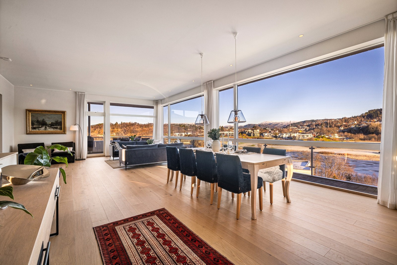 Stuen og spisestuen flyter over i hverandre og skaper en stor, sosial sone med plass til mange gjester. Galleribilde