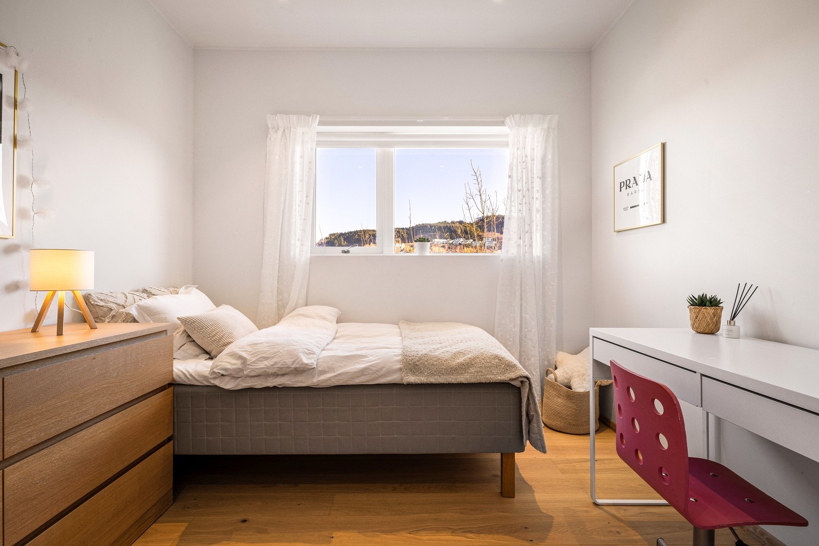 Rommene er enkle å møblere med plass til både seng og arbeidsplass. Galleribilde