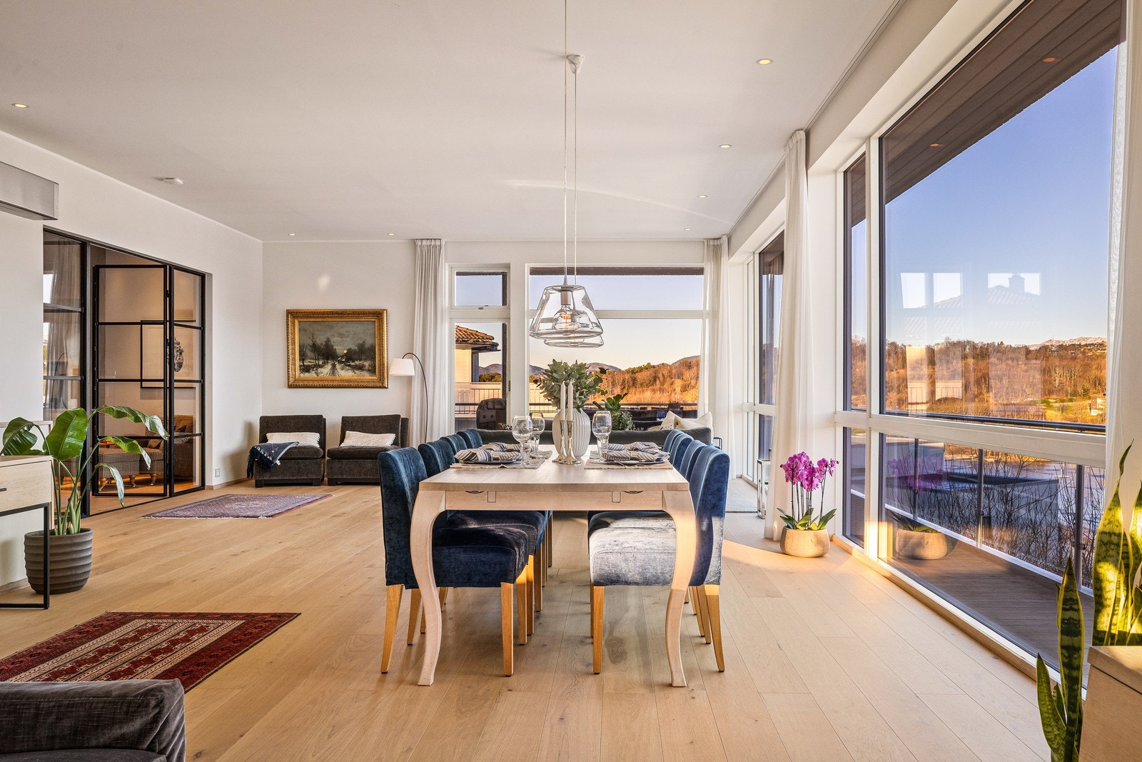 Spisestuen har god plass til langbord og er et naturlig samlingspunkt mellom stue og kjøkken. Galleribilde
