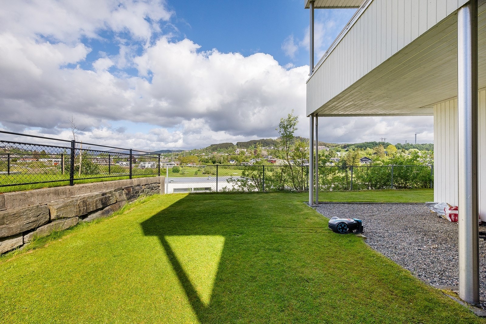 Hagen er pent rammet inn og gir en trygg uteplass for hele familien. Galleribilde