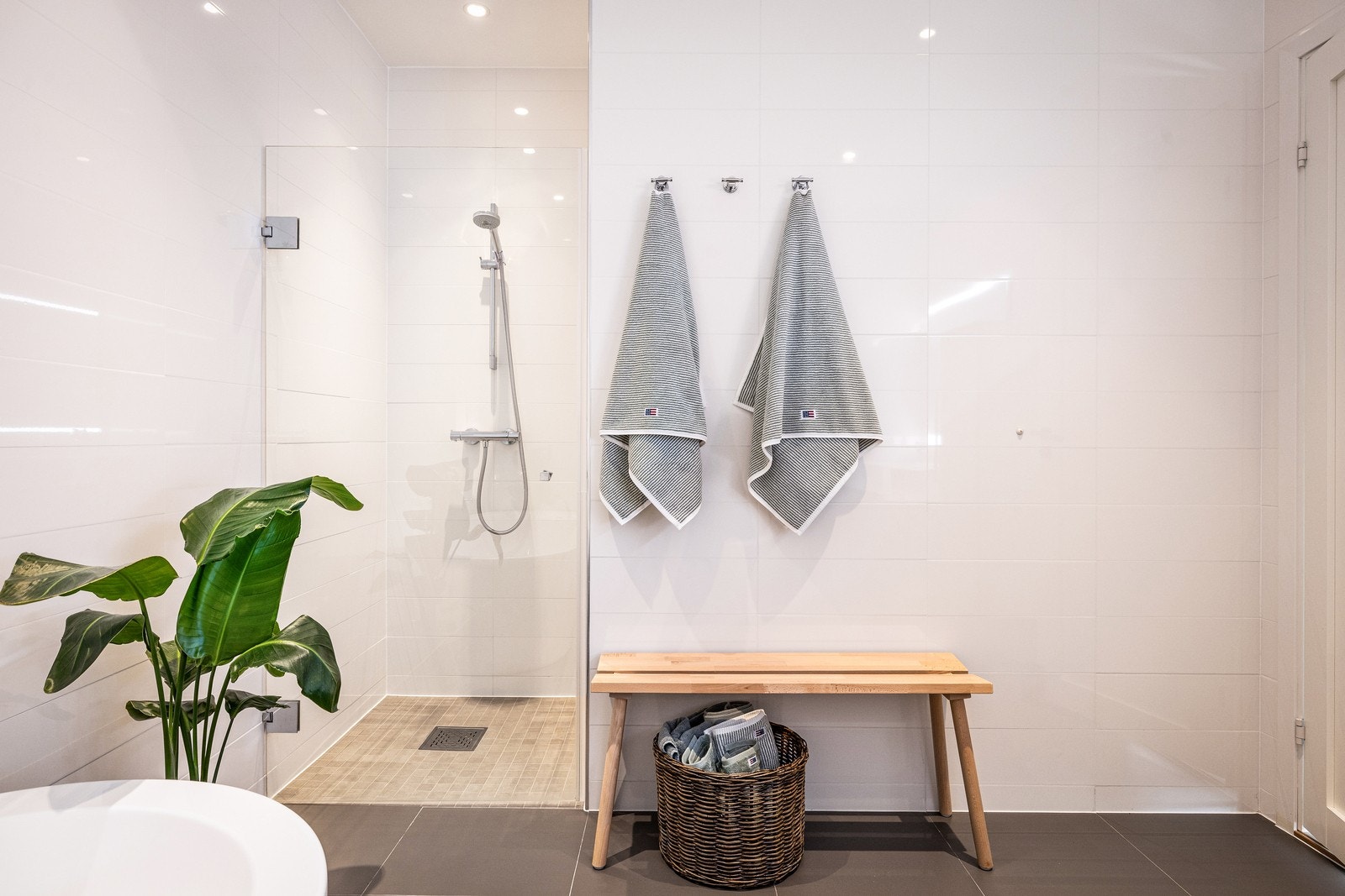 Innfelte downlights i taket gir god belysning på badet. Galleribilde