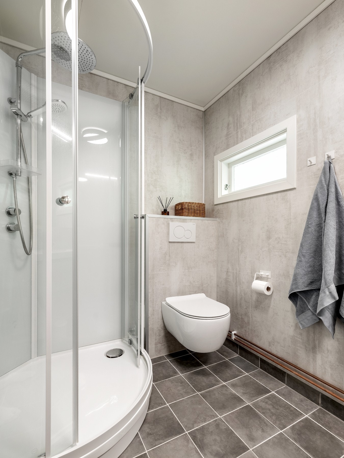 Badet er utstyrt med baderomsplater på veggene og flislagt gulv med elektriske varmekabler. Galleribilde