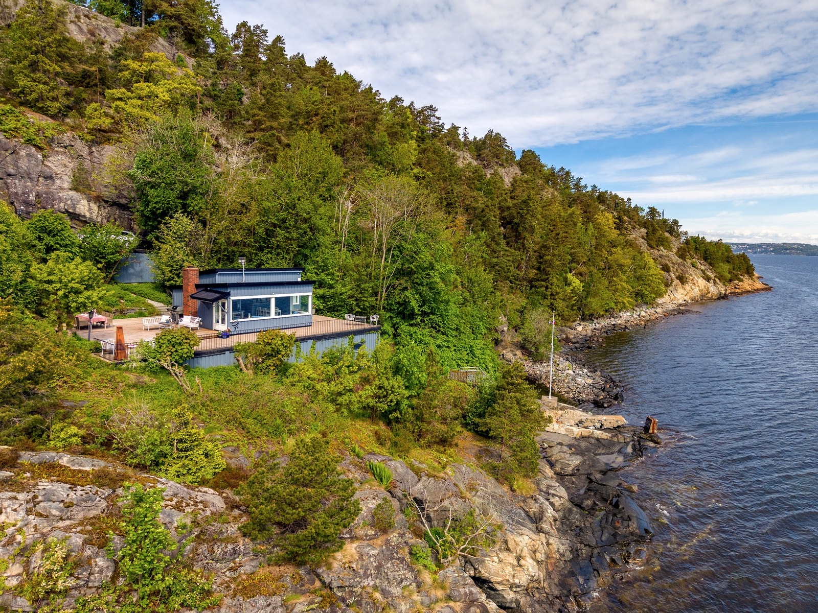 Dette er en sjarmerende og omfattende oppusset sommerhytte, beliggende i et idyllisk kystområde på Filtvet. Galleribilde