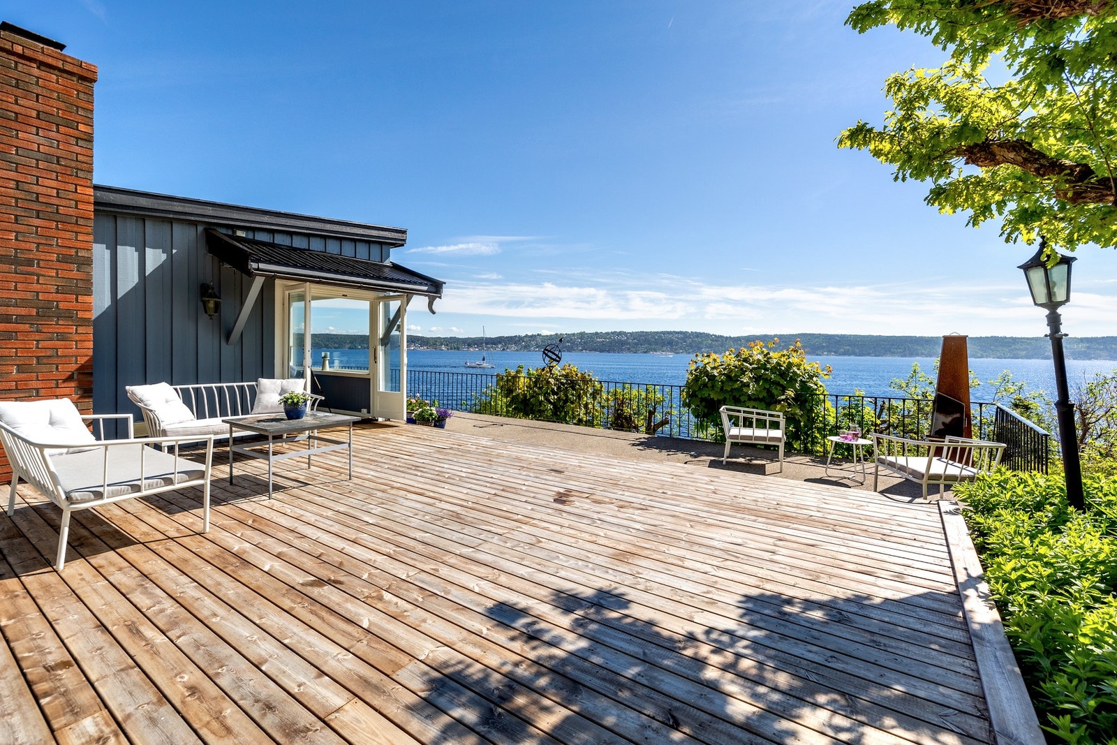 Hytta byr på et innbydende uteområde med bl.a. en terrasse/uteplass på ca. 150 kvm med fantastisk utsikt over Oslofjorden. Galleribilde